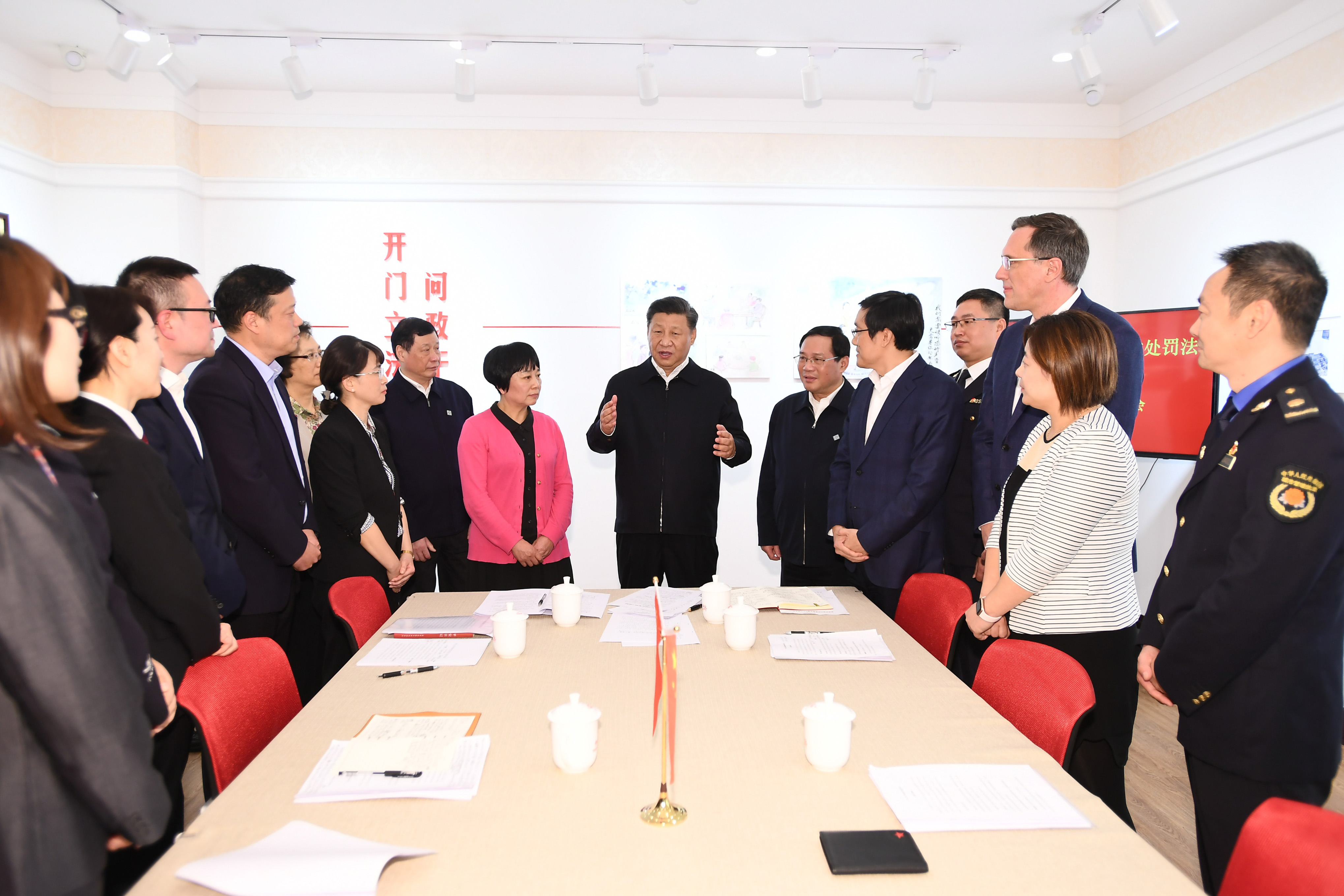 2019年11月2日，习近平总书记在上海长宁区虹桥街道古北市民中心，同正在参加立法意见征询的社区居民代表亲切交流。